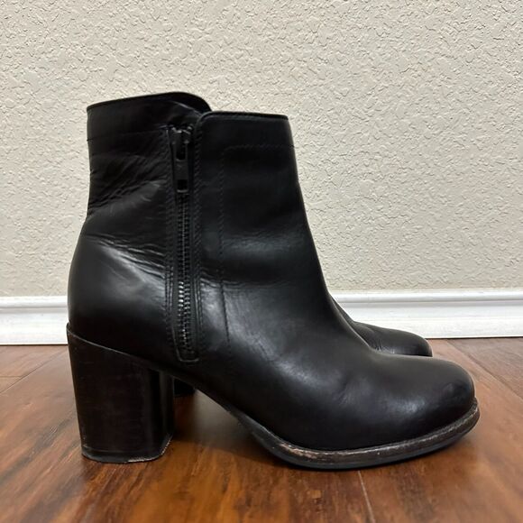 FRYE Addie Ankle Boots Black Leather Double Zip Booties Moto Biker - Picture 1 of 12